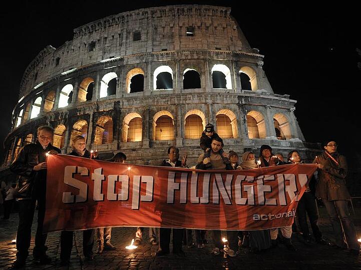 In Rom halten Demonstranten ein Transparent mit dem Aufruf "Stoppt den Hunger".
