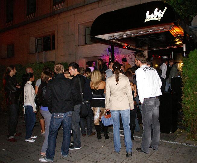 Nur unweit davon entfernt: Das Baby!. Vor allem am Wochenende ist die Warteschlange vor dem Szene-Club lang.