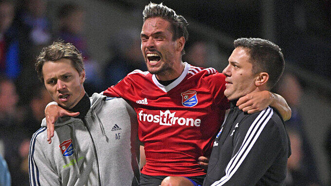 Josef Welzmüller wird am Mittwoch im Derby gegen den TSV 1860 verletzt vom Platz getragen. Eine genaue Diagnose steht noch aus.