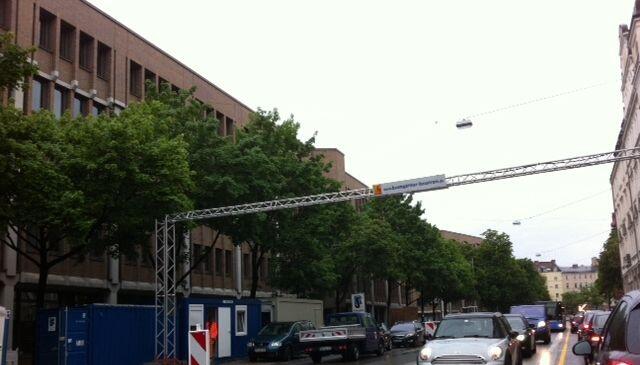 Vorbei an der Agentur für Arbeit geht's in der Kapuzinerstraße einspurig weiter.