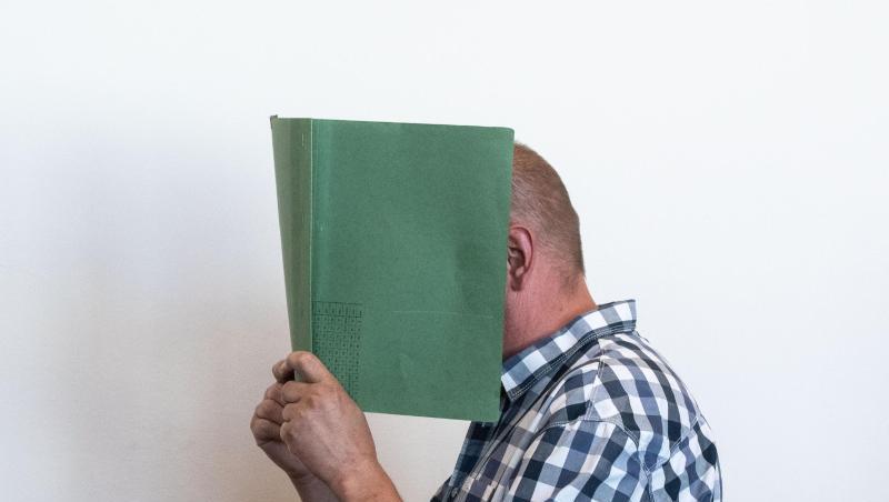 Heiko V. verbirgt im Landgericht sein Gesicht hinter einer Aktenmappe. Der 49-Jährige erhielt eine Bewährungsstrafe. Heiko V. verbirgt im Landgericht sein Gesicht hinter einer Aktenmappe. Der 49-Jährige erhielt eine Bewährungsstrafe.