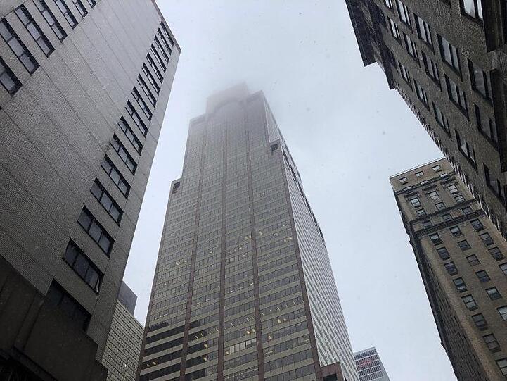 Rauch ist an der Spitze eines Hochhauses in Manhattan zu sehen. Beim Absturz des Hubschraubers ist mindestens ein Mensch ums Leben gekommen.
