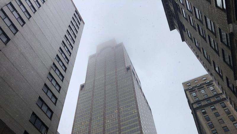 Rauch ist an der Spitze eines Hochhauses in Manhattan zu sehen. Beim Absturz des Hubschraubers ist mindestens ein Mensch ums Leben gekommen. Rauch ist an der Spitze eines Hochhauses in Manhattan zu sehen. Beim Absturz des Hubschraubers ist mindestens ein Mensch ums Leben gekommen.