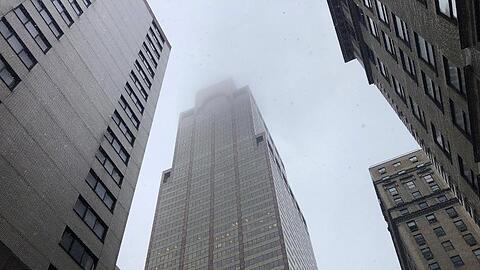 Rauch ist an der Spitze eines Hochhauses in Manhattan zu sehen. Beim Absturz des Hubschraubers ist mindestens ein Mensch ums Leben gekommen.