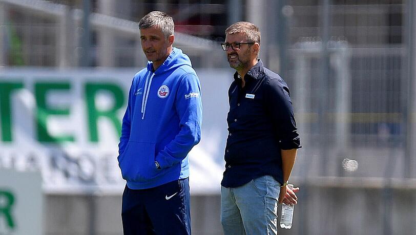 Löwen-Coach Michael Köllner und Rostocks Trainer Jens Härtel bei einem Aufeinandertreffen in der letzten Saison. Im Januar absolvieren beide Klubs im türkischen Belek ein Testspiel gegeneinander.