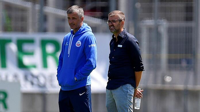 Löwen-Coach Michael Köllner und Rostocks Trainer Jens Härtel bei einem Aufeinandertreffen in der letzten Saison. Im Januar absolvieren beide Klubs im türkischen Belek ein Testspiel gegeneinander.
