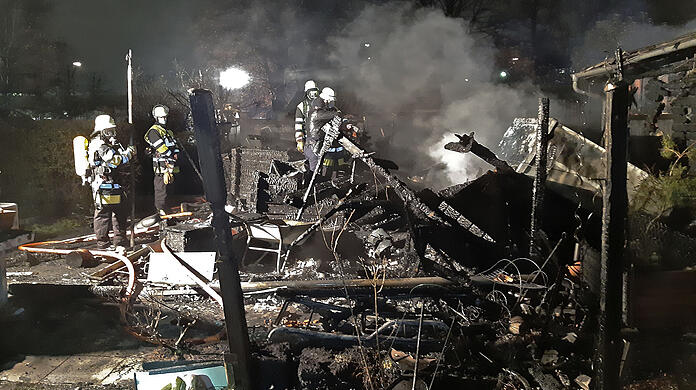 Die Feuerwehr konnte die Gartenhütte nicht mehr retten, sie brannte komplett ab.