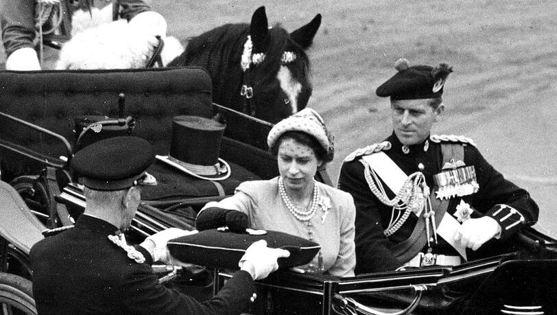 Queen Elizabeth II. und ihr Gatte Prinz Philip im Juni 1953 im Rahmen der Krönungsfeierlichkeiten im schottischen Edinburgh.