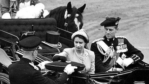 Queen Elizabeth II. und ihr Gatte Prinz Philip im Juni 1953 im Rahmen der Krönungsfeierlichkeiten im schottischen Edinburgh.