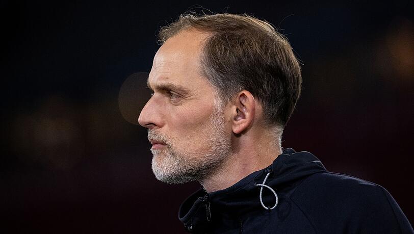 Trainer Thomas Tuchel von München steht nach dem Spiel im Stadion.