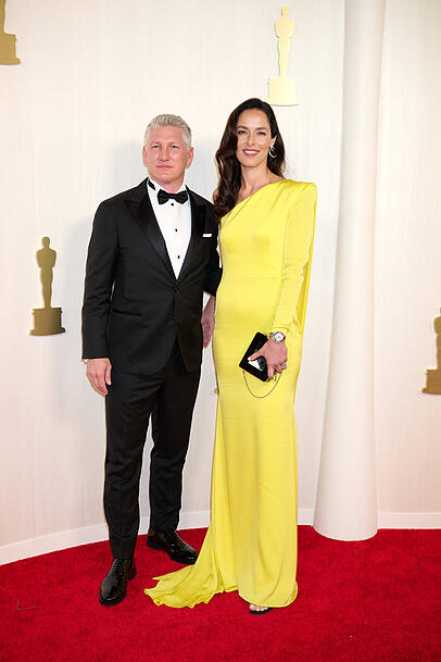 Bastian Schweinsteiger und Ana Ivanovic: Der Fußballweltmeister beweist mit seinem klassischen "Black Tie"-Look definitiv auch auf dem roten Teppich Treffsicherheit. Aber er überlässt gentlemanlike das Spielfeld seiner bezaubernden Frau. In der gelben enganliegenden Off-Shoulder-Robe bringt sie alles zum Strahlen.