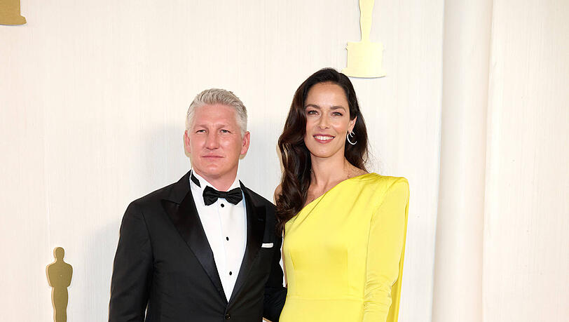 Bastian Schweinsteiger und Ana Ivanovic: Der Fußballweltmeister beweist mit seinem klassischen "Black Tie"-Look definitiv auch auf dem roten Teppich Treffsicherheit. Aber er überlässt gentlemanlike das Spielfeld seiner bezaubernden Frau. In der gelben enganliegenden Off-Shoulder-Robe bringt sie alles zum Strahlen. Bastian Schweinsteiger und Ana Ivanovic: Der Fußballweltmeister beweist mit seinem klassischen "Black Tie"-Look definitiv auch auf dem roten Teppich Treffsicherheit. Aber er überlässt gentlemanlike das Spielfeld seiner bezaubernden Frau. In der gelben enganliegenden Off-Shoulder-Robe bringt sie alles zum Strahlen.