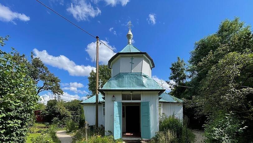 Das Kirchlein in Originalzustand. Außen schlicht, innen voller Verzierungen und Wänden voller Ikonenbildern. Das Kirchlein in Originalzustand. Außen schlicht, innen voller Verzierungen und Wänden voller Ikonenbildern.