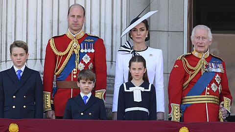 Prinzessin Kate posiert mit der royalen Familie im Rahmen von "Trooping the Colour".