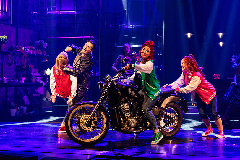 Das Trio Crystal (Angelika Erlacher), Ronnette (Theresa Mandlik) und Chiffon (Nicki Burton) verströmen bereits beim ersten Song „Downtown (Skid Row) Glamour. Das Trio Crystal (Angelika Erlacher), Ronnette (Theresa Mandlik) und Chiffon (Nicki Burton) verströmen bereits beim ersten Song „Downtown (Skid Row) Glamour.