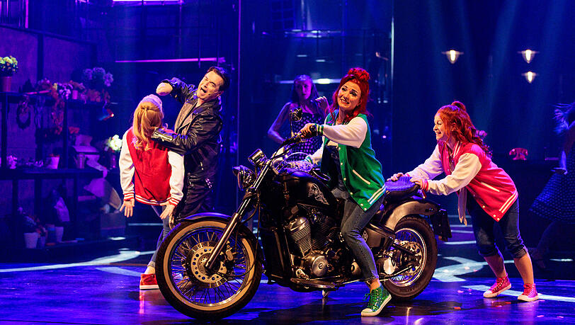 Das Trio Crystal (Angelika Erlacher), Ronnette (Theresa Mandlik) und Chiffon (Nicki Burton) verströmen bereits beim ersten Song „Downtown (Skid Row) Glamour. Das Trio Crystal (Angelika Erlacher), Ronnette (Theresa Mandlik) und Chiffon (Nicki Burton) verströmen bereits beim ersten Song „Downtown (Skid Row) Glamour.