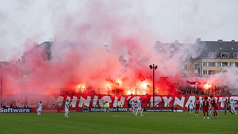 Z&uuml;ndeten zu Beginn der zweiten Halbzeit im Derby gegen den TSV 1860 Feuerwerksk&ouml;rper: Die Fans des FC Bayern.