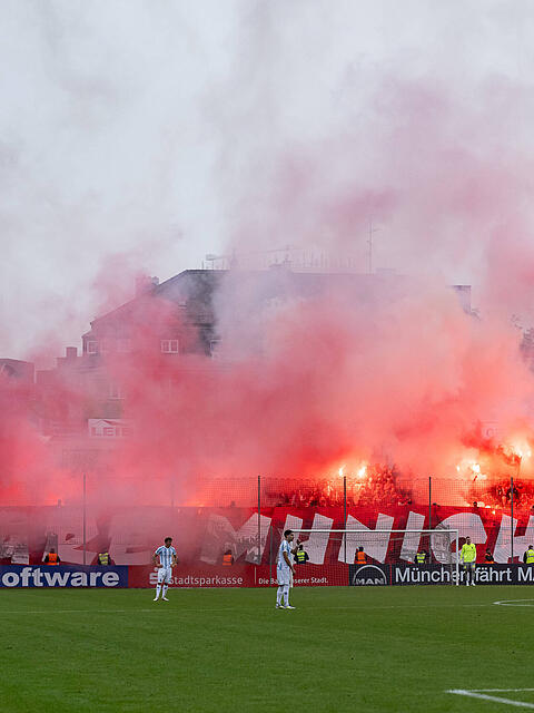 Z&uuml;ndeten zu Beginn der zweiten Halbzeit im Derby gegen den TSV 1860 Feuerwerksk&ouml;rper: Die Fans des FC Bayern.