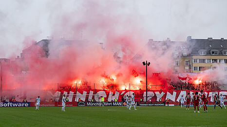 Z&uuml;ndeten zu Beginn der zweiten Halbzeit im Derby gegen den TSV 1860 Feuerwerksk&ouml;rper: Die Fans des FC Bayern.