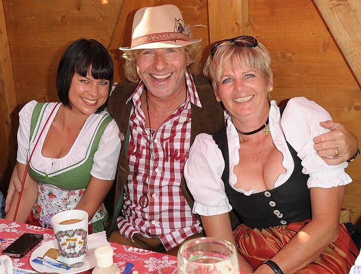 Rot-weiß, aber nicht kleinkariert: Thomas Gottschalk zwischen Melanie (l.) und Barbara im Hippodrom.