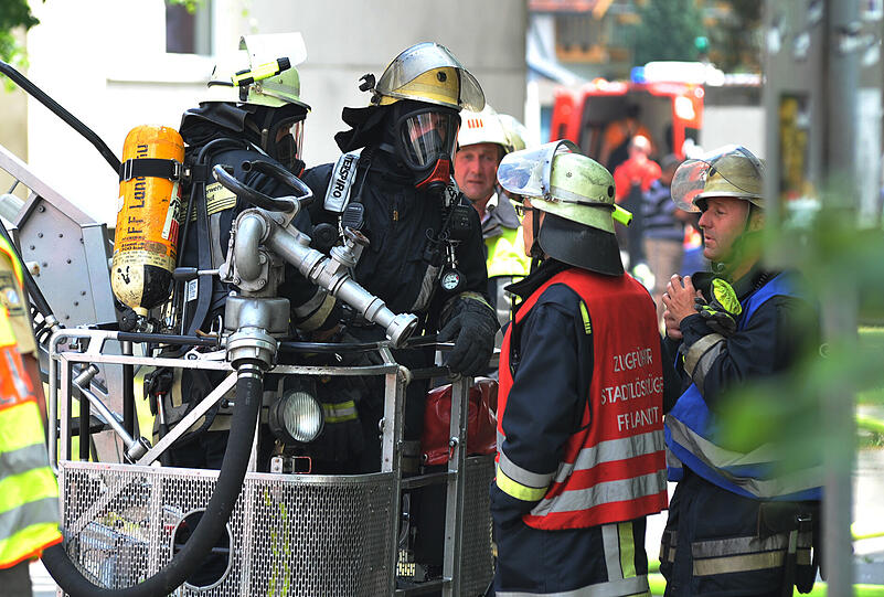Drei Bewohner bei Explosion in Haus verletzt: In Altdorf ist eine Wohnung in die Luft geflogen. Die Bilder.