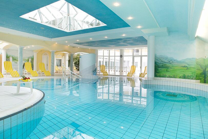 &bdquo;Wir wollen es Löwenmäßig haben&ldquo;, sagt 1860-Sportchef Florian Hinterberger und erklärt: &bdquo;Angenehm aber nicht zu luxuriös, denn das passt nicht zu uns.&ldquo; Die Sechzger haben in der Dolezals Beauty und Wellness Residenz alle Zimmer für die Woche reserviert. Doch zum einen ist das Hotel mit einer Maximalkapazität von 68 Gästen recht klein, zum anderen wurde 1860 von der Gemeinde Neusiedl und dem örtlichen Sportclub, wo zwei Testspiele stattfinden, eingeladen &ndash; die Löwen zahlen für die Unterkunft also nichts.