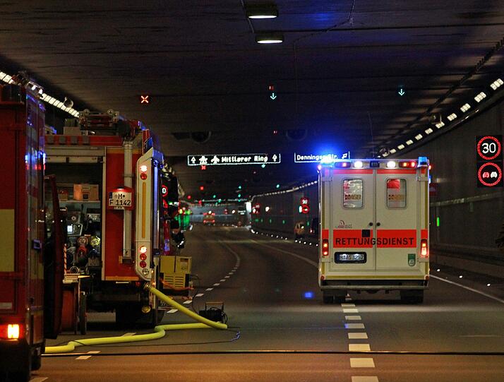 Ein schwerer Autounfall im Tunnel, klaffende Wunden, schreiende Verletzte: Rettungskräfte haben den Ernstfall im Richard-Strauss-Tunnel geprobt. Die AZ war dabei und hat den großen Übungseinsatz verfolgt.