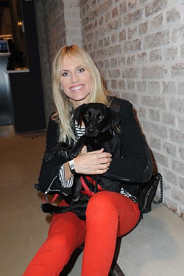 Noemi Matsutani mit Hund Mila bei der Eröffnung des Betten Concept Store am 29.08.2013 in München.