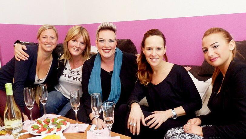 Wer holt sich den "Shopping Queen"-WM-Titel? Die fünf Kandidatinnen aus Düsseldorf (v.l.): Andrea, Friederike, Wanda, Martina, Büsra Wer holt sich den "Shopping Queen"-WM-Titel? Die fünf Kandidatinnen aus Düsseldorf (v.l.): Andrea, Friederike, Wanda, Martina, Büsra