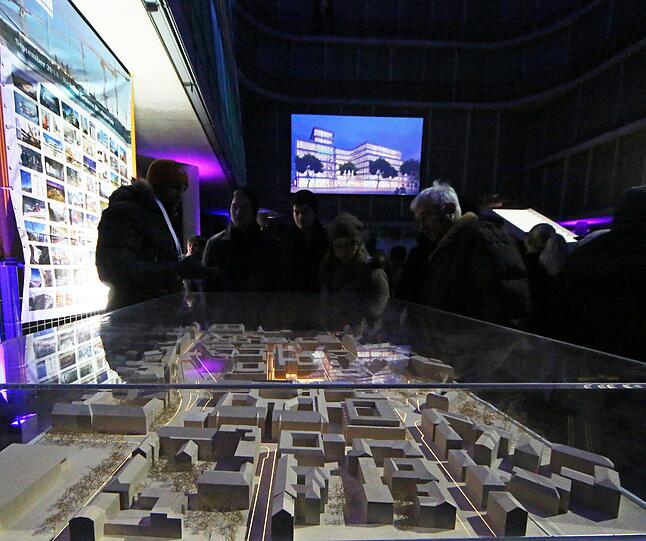Das zukunftsweisende Konzept des neuen Siemens Firmensitzes am Wittelsbacher Platz wurde von Henning Larsen Architects entworfen. Unter Berücksichtigung des historischen Ludwig Ferdinand Palais das erhalten bleibt entsteht ein offenes transparentes Gebäude mit flexibler Raumgestaltung und einem für die Öffentlichkeit zugänglichen Erdgeschoss mit Cafe?s und Läden. Das Siemens Headquarter wird 2016 bezogen werden.