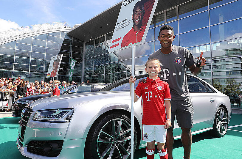 David Alaba vor seinem neuen Dienstwagen.