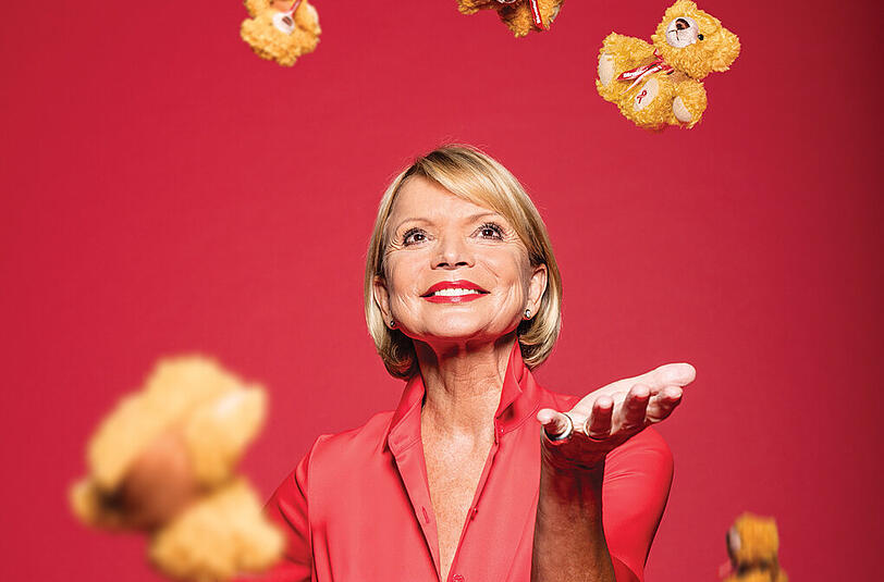 Uschi Glas mit Teddybären:  &bdquo;Respect&ldquo;-Fotokampagne der Münchner Aids-Hilfe.