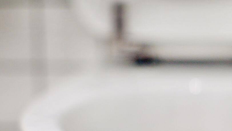 Ein festgenommener Autodieb hat in seiner Haftzelle in Giesing den Kopf in die Toilettenschüssel gesteckt und mehrmals gespült. Ein festgenommener Autodieb hat in seiner Haftzelle in Giesing den Kopf in die Toilettenschüssel gesteckt und mehrmals gespült.