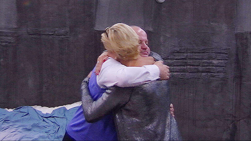 Wer hätte das gedacht: Promi-Liebling Hubert Kah muss das Haus kurz vor dem Finale verlassen. Die Bilder von seinem Auszug. Wer hätte das gedacht: Promi-Liebling Hubert Kah muss das Haus kurz vor dem Finale verlassen. Die Bilder von seinem Auszug.