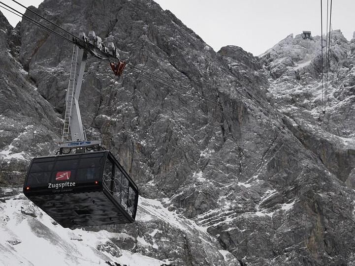 Die Zugspitzbahn fährt Richtung Gipfel. Foto: Angelika Warmuth/Archivbild