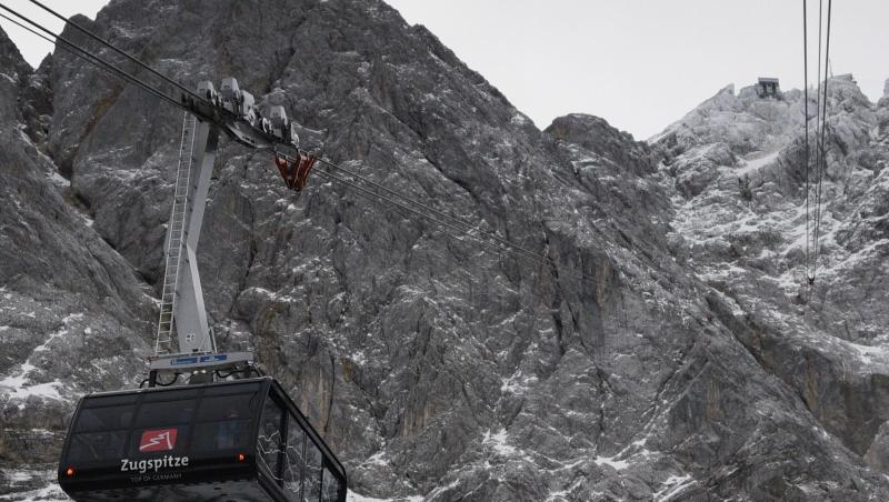 Die Zugspitzbahn fährt Richtung Gipfel. Foto: Angelika Warmuth/Archivbild Die Zugspitzbahn fährt Richtung Gipfel. Foto: Angelika Warmuth/Archivbild