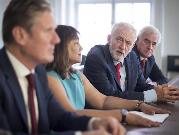 Mitglieder der Labour Party um Jeremy Corbyn (2.v.r.) bei einem Treffen der Oppositionsparteien in London.