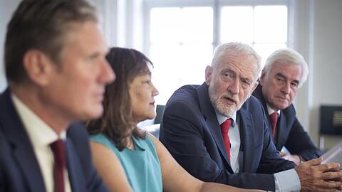 Mitglieder der Labour Party um Jeremy Corbyn (2.v.r.) bei einem Treffen der Oppositionsparteien in London.