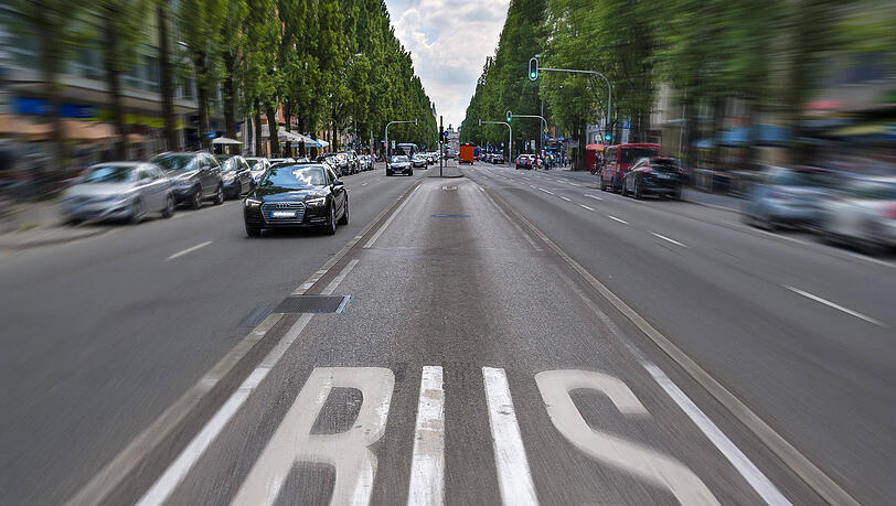 Auf der Leopolstraße stritten sich zwei Autofahrer. (Archivbild)