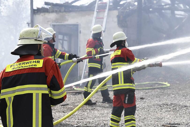 Etwa zehn Feuerwehren aus den Landkreisen Tölz, Starnberg und Weilheim bekämpften den Großbrand in der Nähe des Ostufers vom Starnberger See.