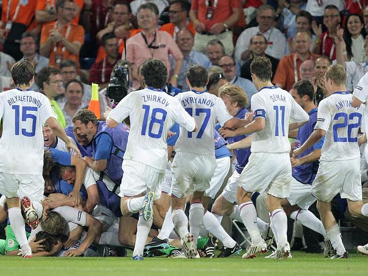 Die russischen Spieler jubeln über das 2:1 gegen die Niederlande.