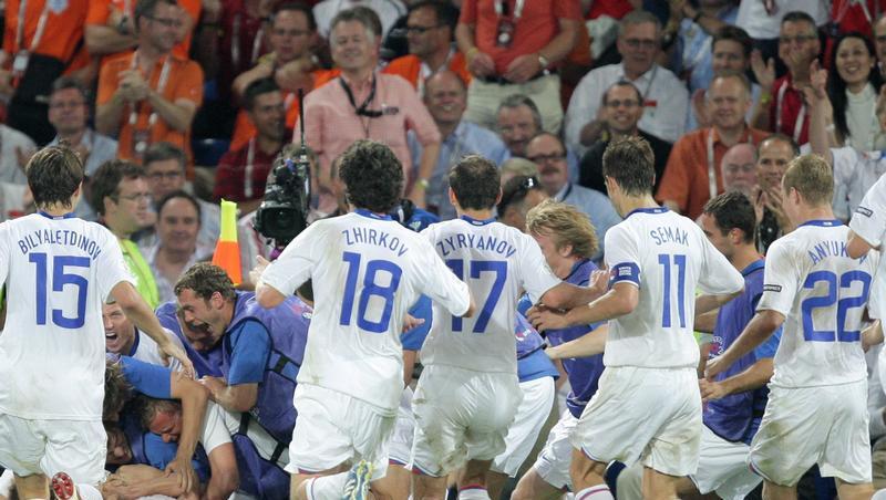Die russischen Spieler jubeln über das 2:1 gegen die Niederlande. Die russischen Spieler jubeln über das 2:1 gegen die Niederlande.