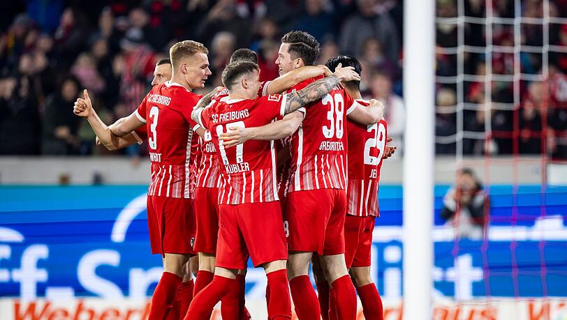 Die Freiburger jubeln nach dem Tor zum 1:0.