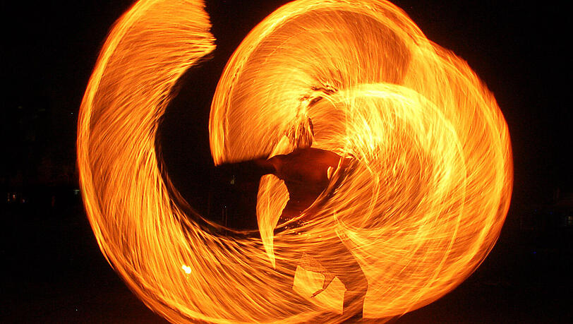 Lydia Schönbrodt lässt Feuer tanzen.