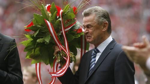 Beim Abschied von Bayern konnte er sich der Tränen nicht erwehren: Ottmar Hitzfeld. Beim Abschied von Bayern konnte er sich der Tränen nicht erwehren: Ottmar Hitzfeld.