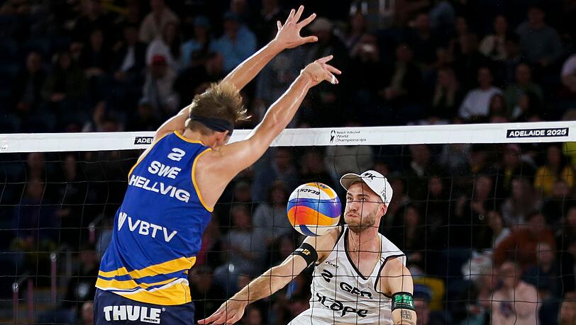 Kein Wiedersehen im Sand von Ebersberg: Der an der Schulter verletzte Clemens Wickler (r) wird auch gegen den schwedischen Weltmeister Jonathan Hellvig nicht spielen können. (Archivbild) Kein Wiedersehen im Sand von Ebersberg: Der an der Schulter verletzte Clemens Wickler (r) wird auch gegen den schwedischen Weltmeister Jonathan Hellvig nicht spielen können. (Archivbild)