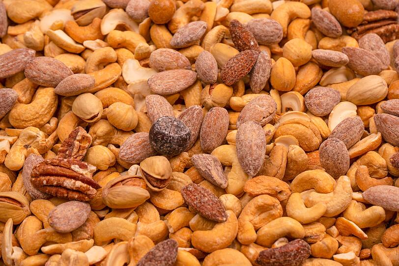 Auch Trockenfr&uuml;chte, N&uuml;sse und Gew&uuml;rze sind oft von Schimmel betroffen. Bei Trockenobst sollte der wei&szlig;e Zuckerbelag nicht mit Schimmel verwechselt werden. Echter Schimmel zeigt sich meist durch wei&szlig;e H&auml;rchen oder schwarze Punkte im Inneren. N&uuml;sse sind vor allem nach langen Transportwegen gef&auml;hrdet. Sie k&ouml;nnen Aflatoxin enthalten, ein starkes Pilzgift. Selbst wenn nur die Schale befallen ist, sollten die N&uuml;sse entsorgt werden.