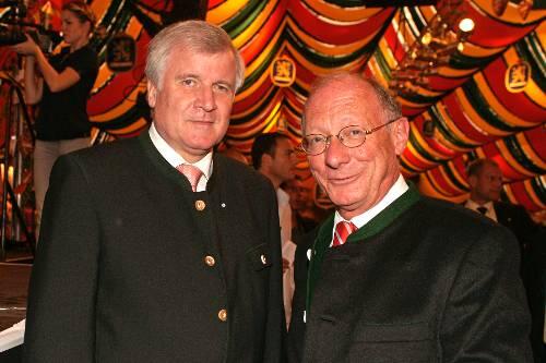Große Koalition am Roten Rathaus: Horst Seehofer (l., CSU)  und Franz Maget (SPD) unter  dem rot-grün-gelben Zelthimmel.