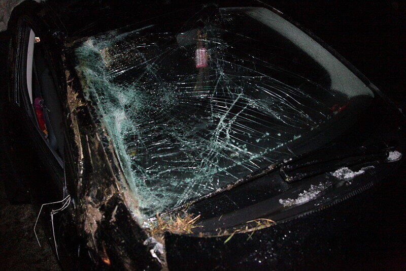 Auf spiegelglatter Fahrbahn hat sich am Sonntagmorgen bei Altötting ein Pkw überschlagen. Zwei Personen wurden dabei leicht verletzt. Die Bilder.