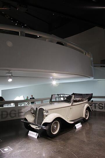 So viele schöne Autos und Motorräder: Das überwiegend männliche Publikum, das ins BMW-Museum gekommen ist, staunt andächtig.